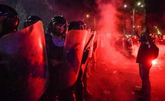 Стотици ранени при антиправителствени протести в Румъния