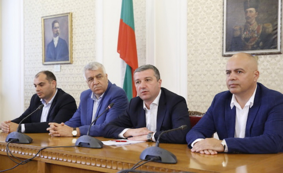 Драгомир Стойнев: Депутатите от ГЕРБ и ОП нямат собствена воля - те са придатък на премиера
