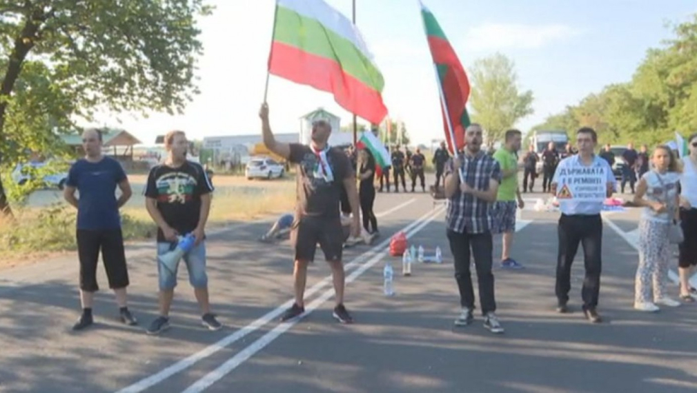  Протестите продължават: Напрежение при АМ "Тракия", Орлов мост остава блокиран