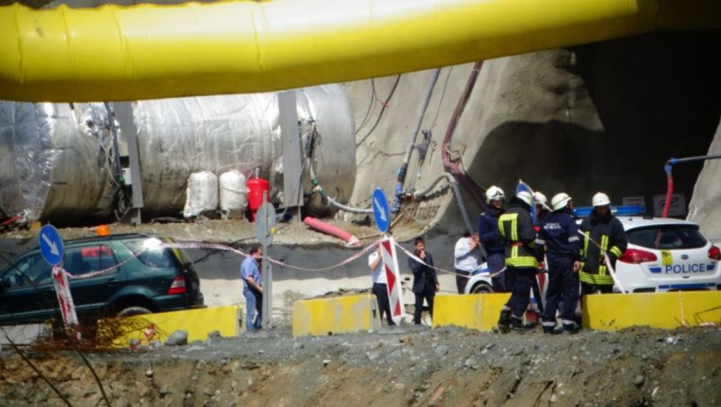 Част от тунел „Железница” се срутила, има затрупани работници