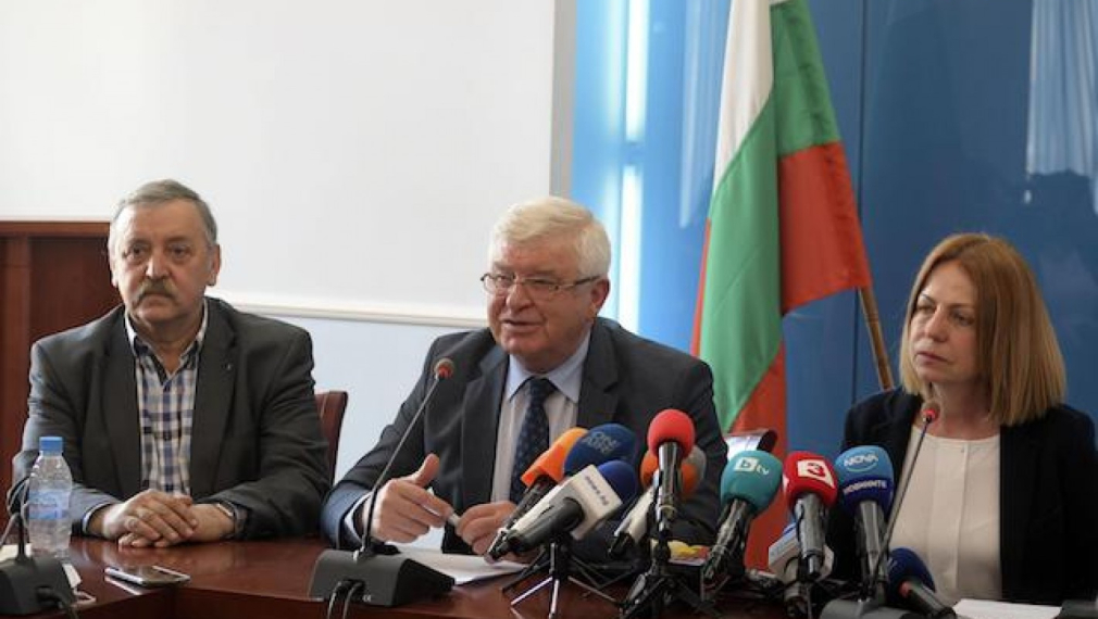 Маските пак са задължителни