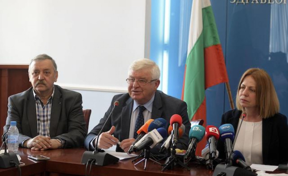 Маските пак са задължителни