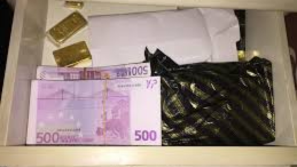 Видео от спалнята на Борисов с пари и злато в чекмеджето