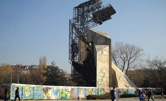 Окончателно: Събарят паметника пред НДК