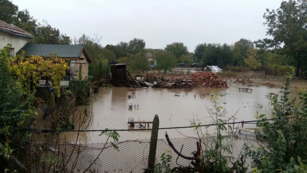 Три жертви, седем скъсани язовирни стени, стотици наводнени къщи в Бургаско