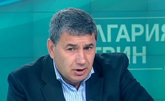 Байрактаров: Дали "великата ограда" не е изградена, за да регулира трафика на хора?