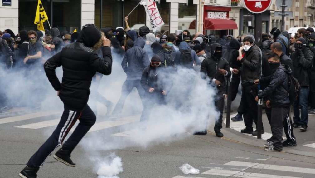 Хиляди протестираха в Париж срещу новоизбрания президент Макрон