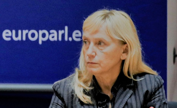 Елена Йончева: Аудиозаписът е тежък удар срещу България