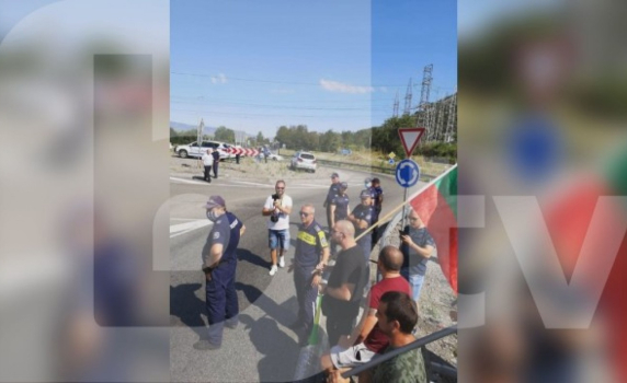 Протестиращи блокираха Е-79 към Гърция