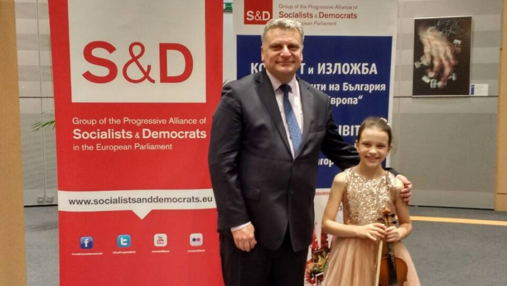 По инициатива на Петър Курумбашев млади таланти от България поздравиха Европа 