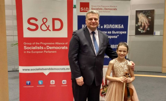 По инициатива на Петър Курумбашев млади таланти от България поздравиха Европа 