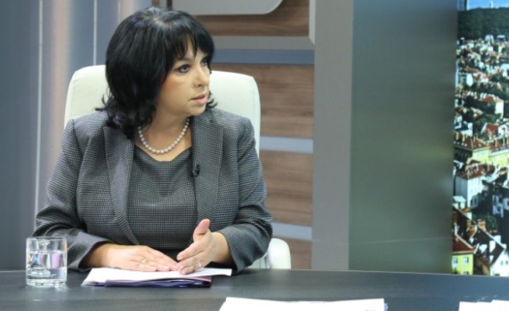 Петкова: На този етап няма как да откупим „ЧЕЗ-България”