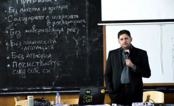 Доц. К. Таков: Няма &quot;революционна ситуация&quot;, новите окупатори са нелегитимни