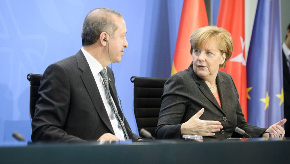 Меркел в Турция за преговори за мигрантската криза