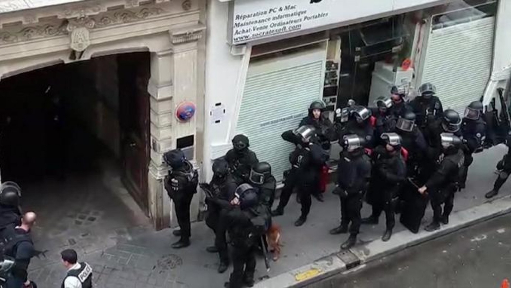 Въоръжен мъж взе заложници в Париж