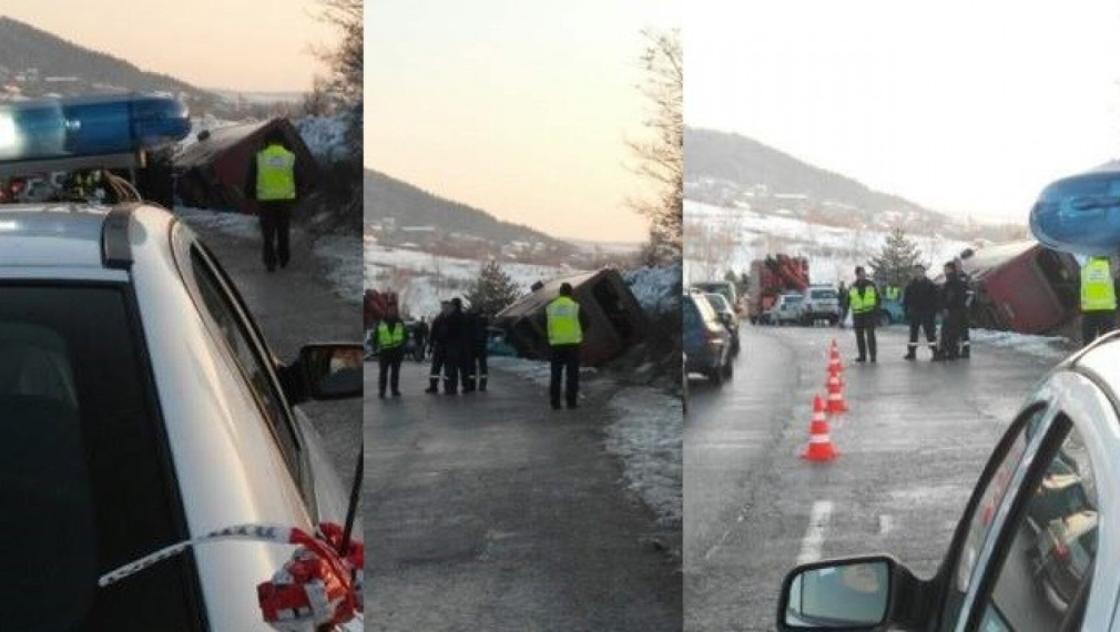 Автобус с пътници се обърна в канавка край Драгичево