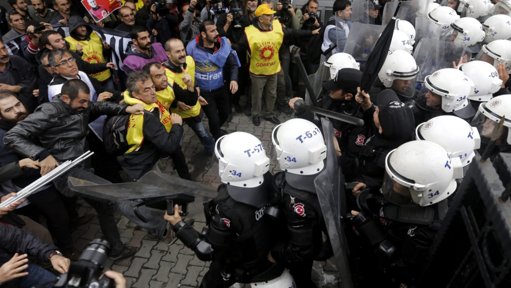 Арестувани и пострадали при сблъсъци в Истанбул