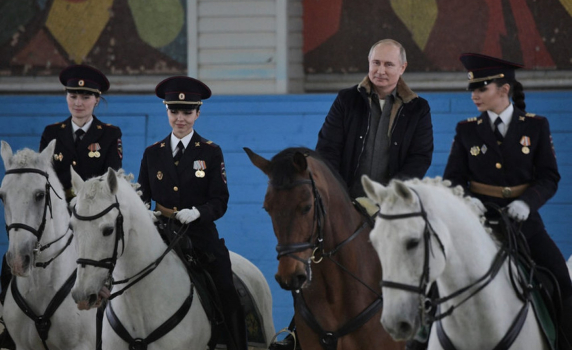 Путин поздрави конните полицайки послучай 8 март