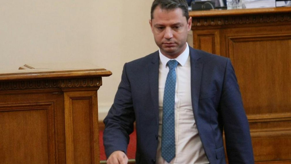 Делян Добрев подава оставка като депутат заради имотите на родата
