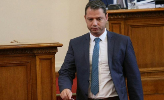 Делян Добрев подава оставка като депутат заради имотите на родата