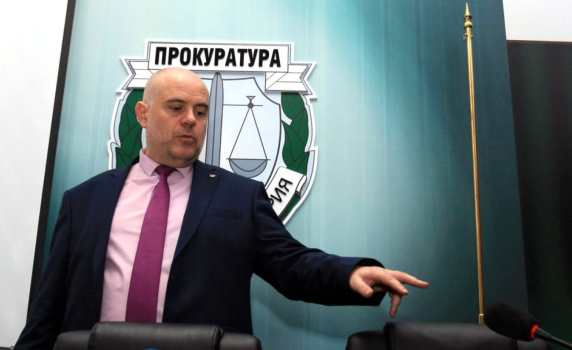 Иван Гешев предложи закриване на 38 районни прокуратури
