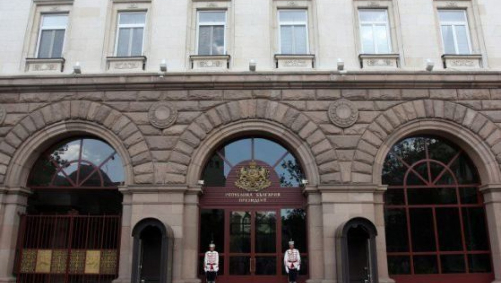 Измамна схема набира рекламни лица от името на президента