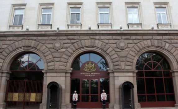 Измамна схема набира рекламни лица от името на президента
