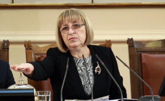 Цачева свика извънредно заседание на парламента