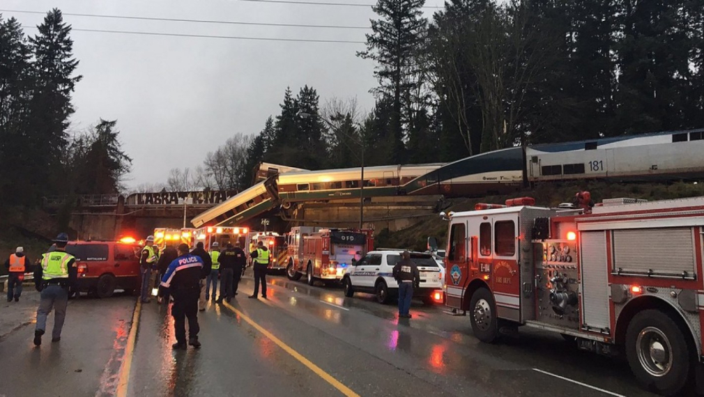 Влак дерайлира и падна на натоварена магистрала в САЩ