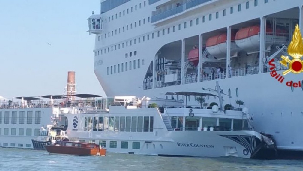 Петима ранени при сблъсък между лайнер и катер край Венеция