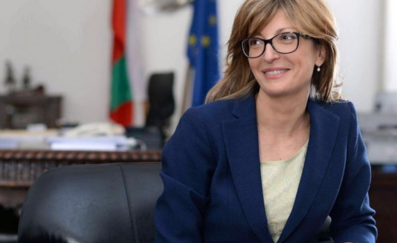 Захариева: Казах на папата, че външните министри сме му големи фенове