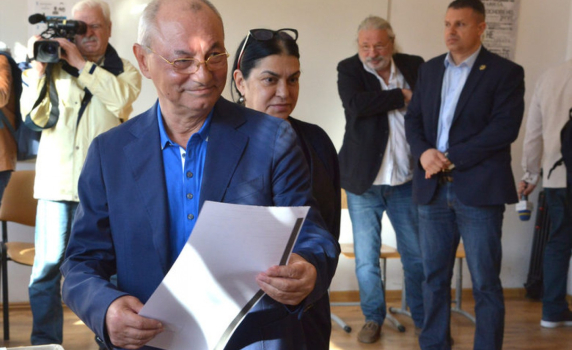 Пеевски и Доган гласуваха без изявления