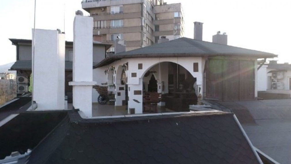 Два навеса от терасата на Пламен Георгиев трябва да бъдат премахнати
