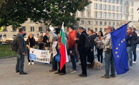 Протестът от Орлов мост се премести пред президентството 
