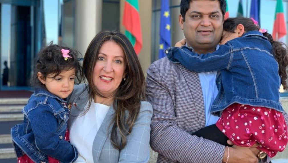 Новата американска посланичка пристигна в България заедно със семейството си