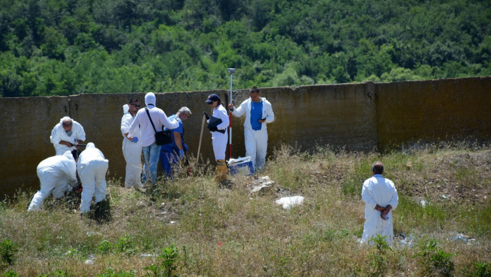  Прокурори откриха около 40 т отпадъци, заровени в бившето ТКЗС край Червен бряг