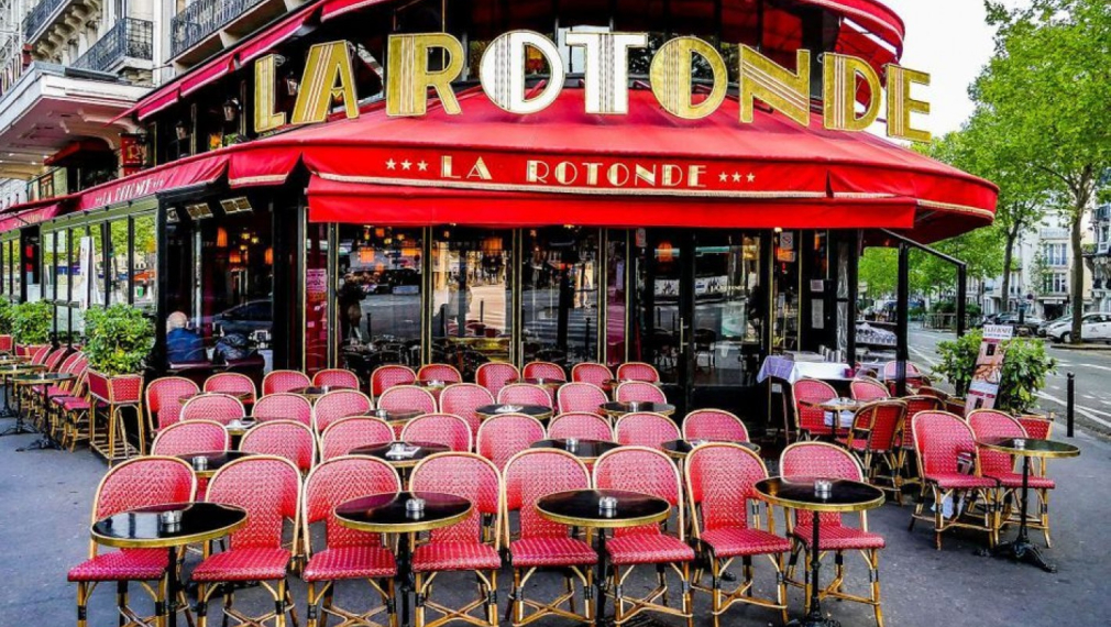 Пожар избухна в прочутото парижко кафене „Ротондата“, любимо на Макрон