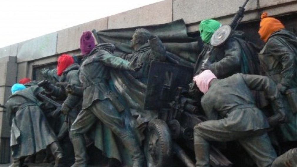 Червеноармейците осъмнаха с шарените качулки на Pussy Riot Червеноармейците осъмнаха с шарените качулки на Pussy Riot
