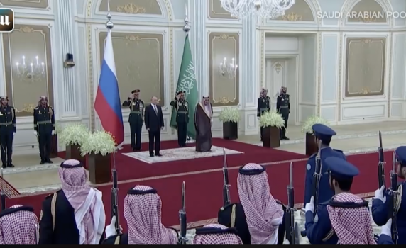 Саудитски оркестър изсвири кошмарно руския химн пред Путин (видео)