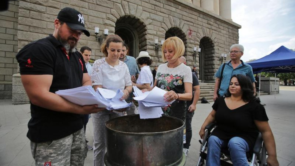 Мая Манолова изгори изборни протоколи пред ЦИК 