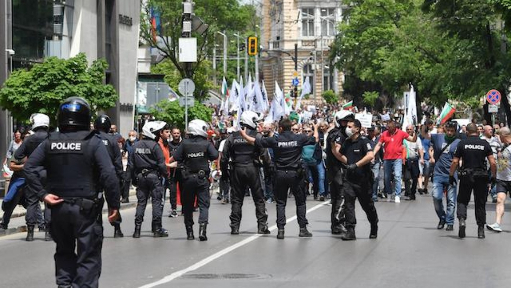 Седем мъже и една жена са задържани по време на протеста в столицата (видео)