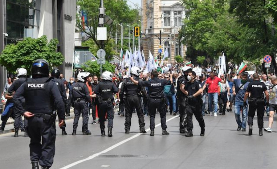 Седем мъже и една жена са задържани по време на протеста в столицата (видео)