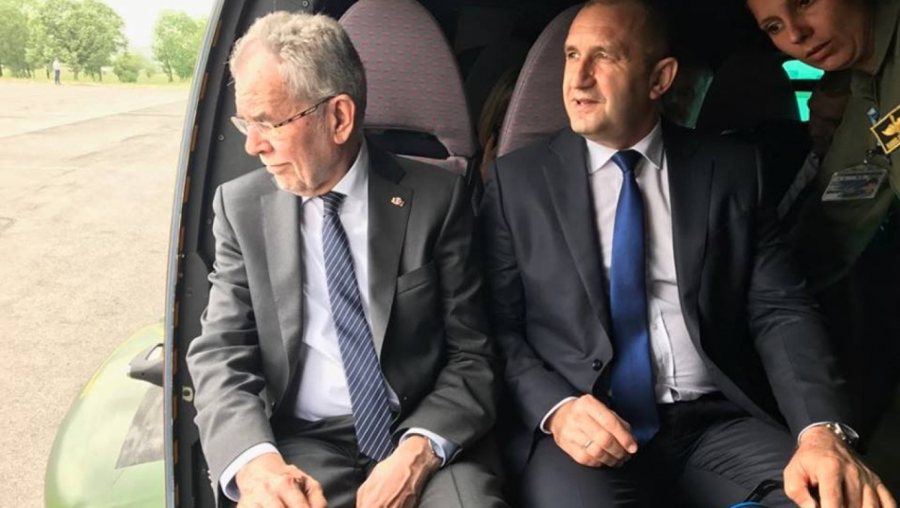 Румен Радев разходи австрийския си колега с хеликоптер "Кугар" 