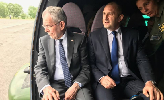 Румен Радев разходи австрийския си колега с хеликоптер "Кугар" 