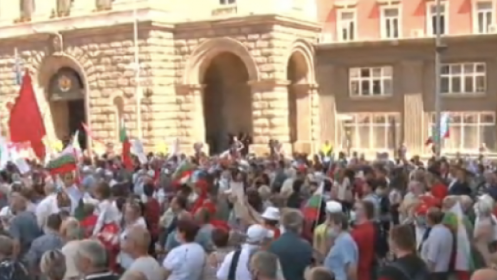 Социалистите скандират “Мутри вън!” под прозорците на Борисов 
