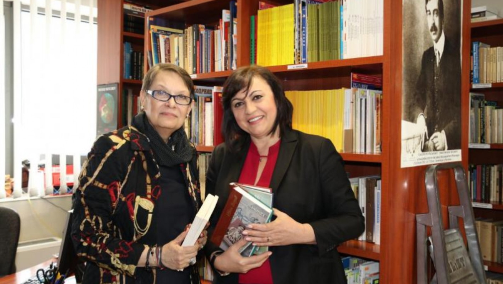 БСП дари книги на Българския културен център в Скопие