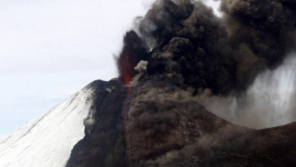 Вулкани в Чили и Аляска изригнаха