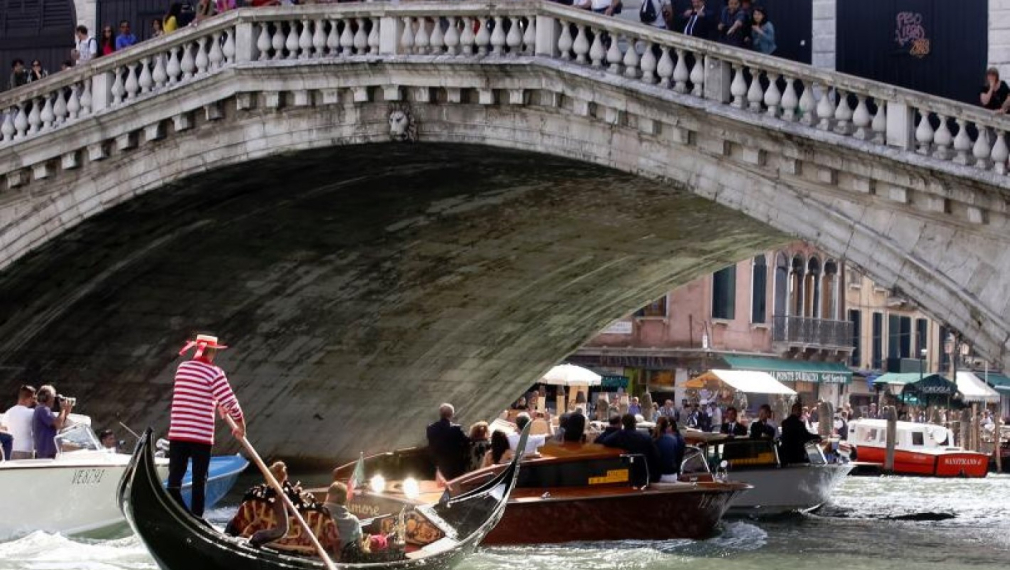 Венеция ще глобява туристи за непристойно поведение