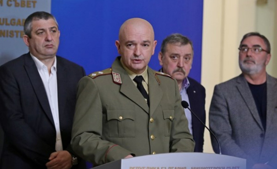 Щабът: Маските на открито може да паднат