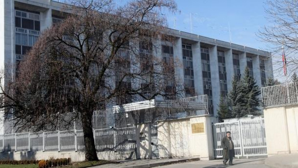 Демонстранти пред руското посолство подкрепиха новата власт в Киев